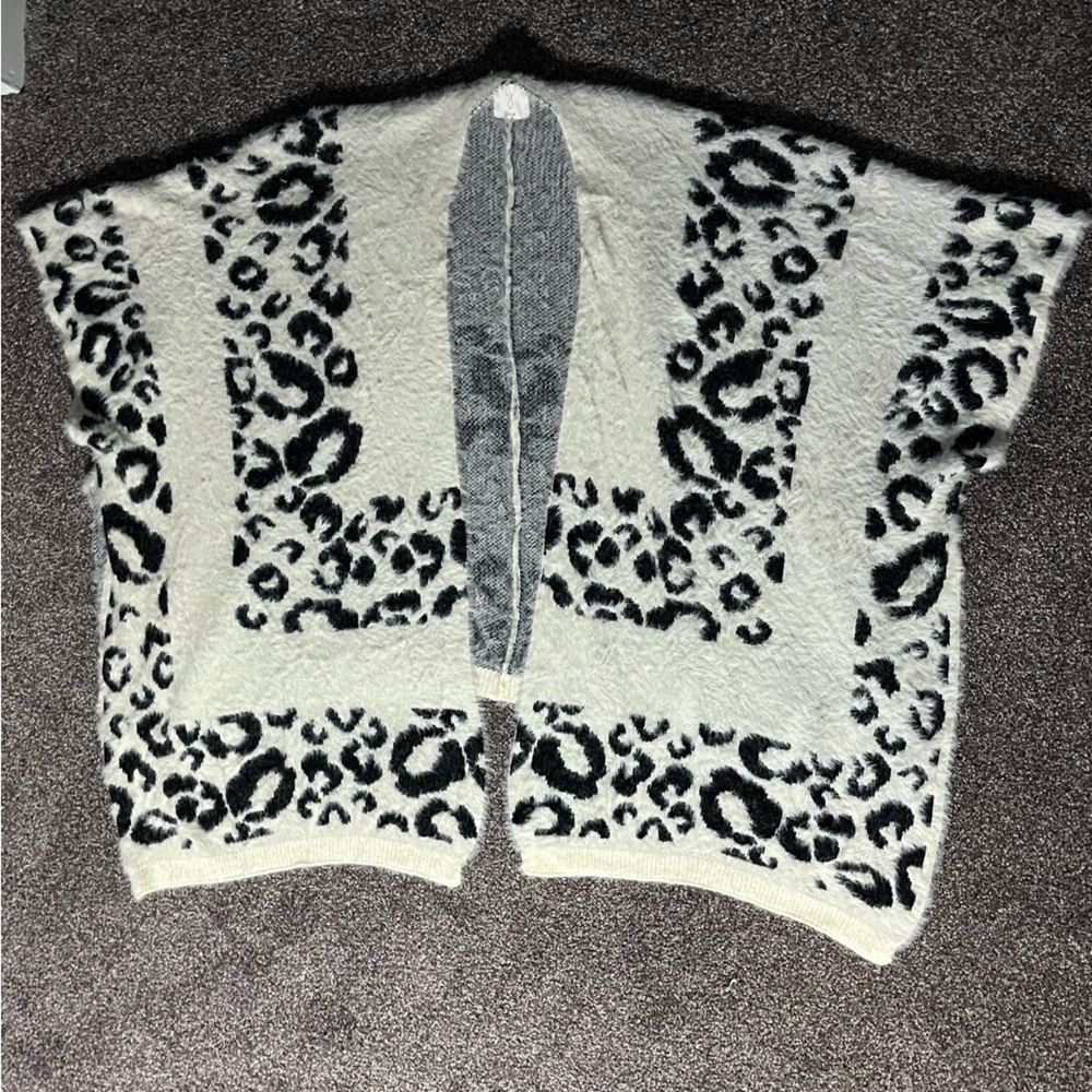 Joie one size snow leopard print cardigan shawl